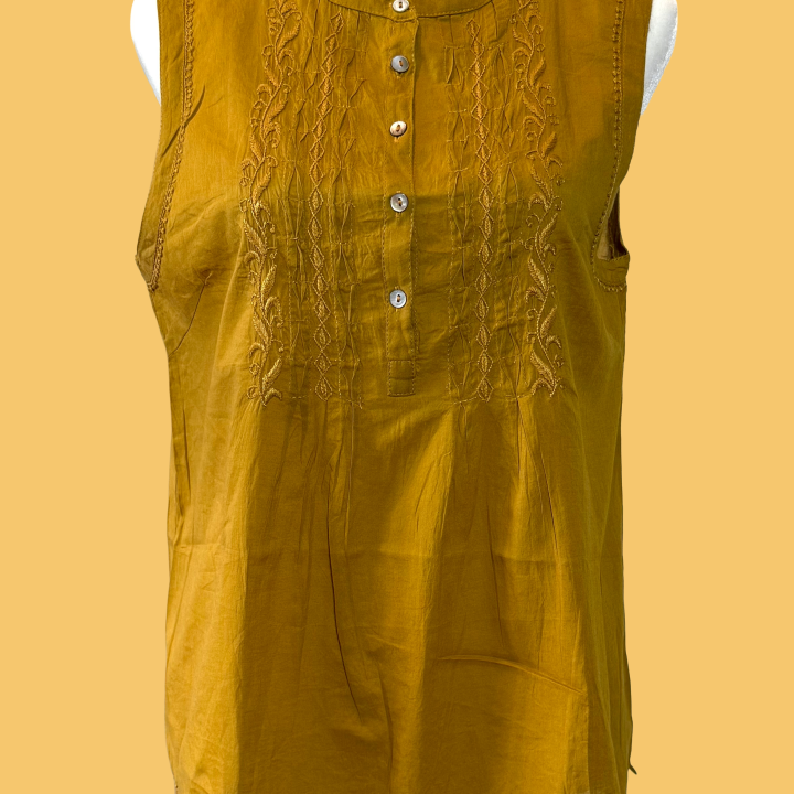 Embroidered sleevelss short Top